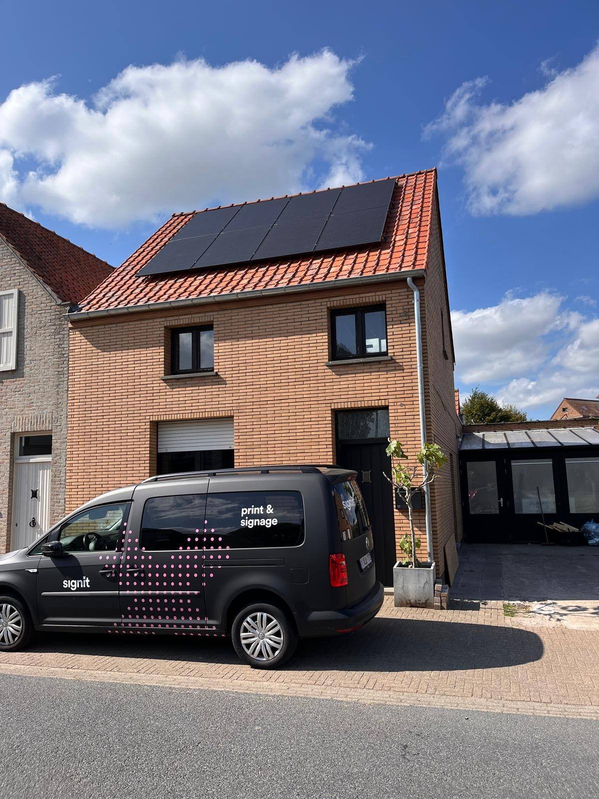 Hellende dak met zonnepanelen